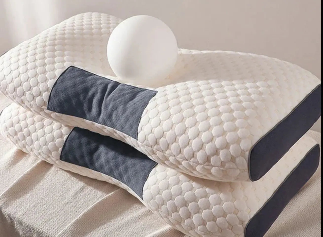 Pila de dos almohadas cervicales ergonómicas de fibra de soja con textura de panal blanca y laterales de malla gris, mostrando la altura y el diseño