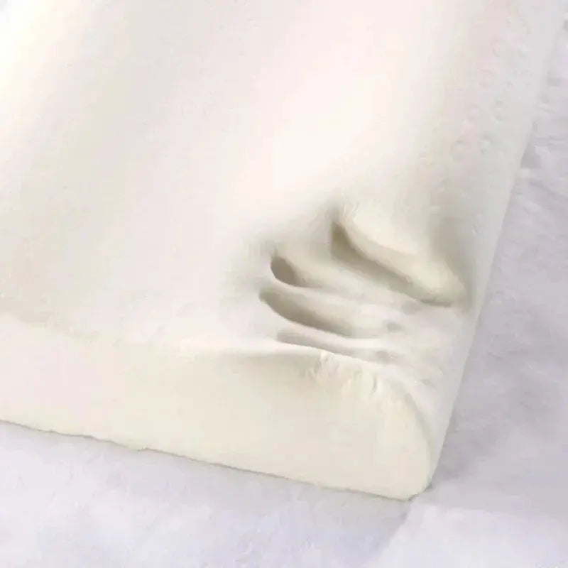 Detalle del efecto de rebote lento en almohada cervical de espuma de memoria (memory foam) para soporte ortopédico y alivio de presión