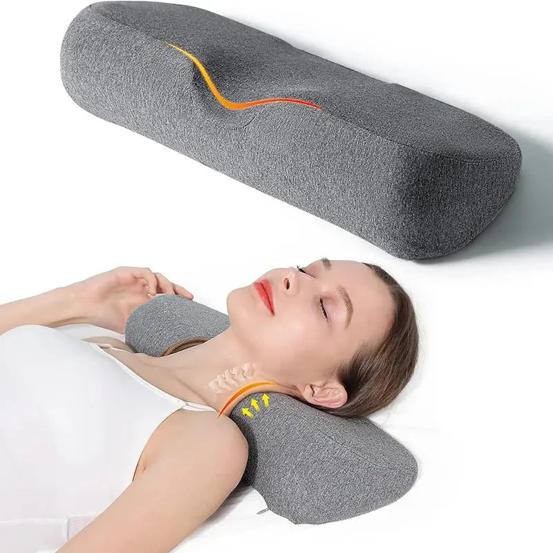 Una mujer descansa boca arriba sobre una almohada cervical gris de contorno ergonómico que sostiene su cuello, mientras en la parte superior se muestra una mano presionando la espuma de memoria para ilustrar su firmeza y adaptabilidad