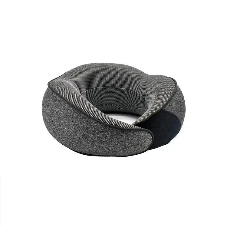 Vista lateral de una almohada de viaje ergonómica en forma de U de color gris oscuro. Se aprecia el núcleo de espuma con memoria de alta densidad y el cierre ajustable de velcro, diseñada para proporcionar un soporte cervical completo en aviones y trayectos largos.