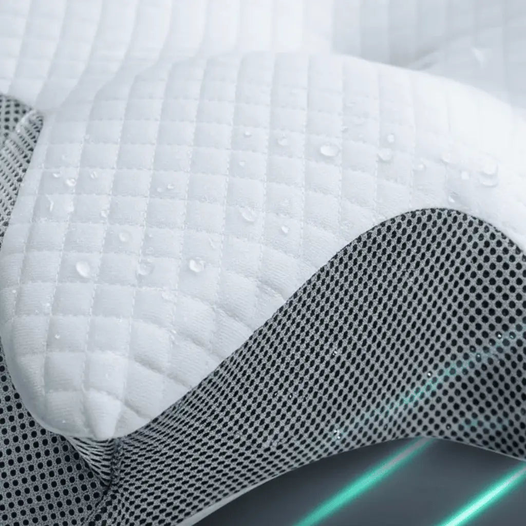 Detalle de la funda acolchada y transpirable de la almohada cervical ergonomica Noches Sin Tension, con tejido que repele la humedad.