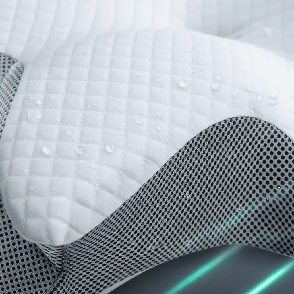 Detalle de la funda acolchada y transpirable de la almohada cervical ergonomica Noches Sin Tension, con tejido que repele la humedad.