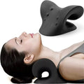 Imagen de un relajador de cuello y hombros negro con diseño ergonómico de tracción cervical. Se muestra a una mujer acostada utilizando el dispositivo para estirar y descompresionar las vértebras del cuello, destacando su forma cóncava ortopédica.
