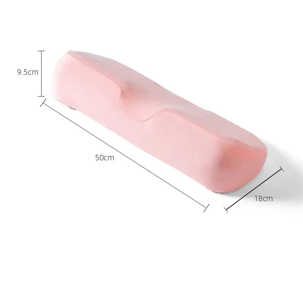 Vista técnica de una almohada cervical de color rosa con sus dimensiones detalladas: 50 cm de largo, 18 cm de ancho y 9.5 cm de altura, mostrando su forma de contorno ergonómico.