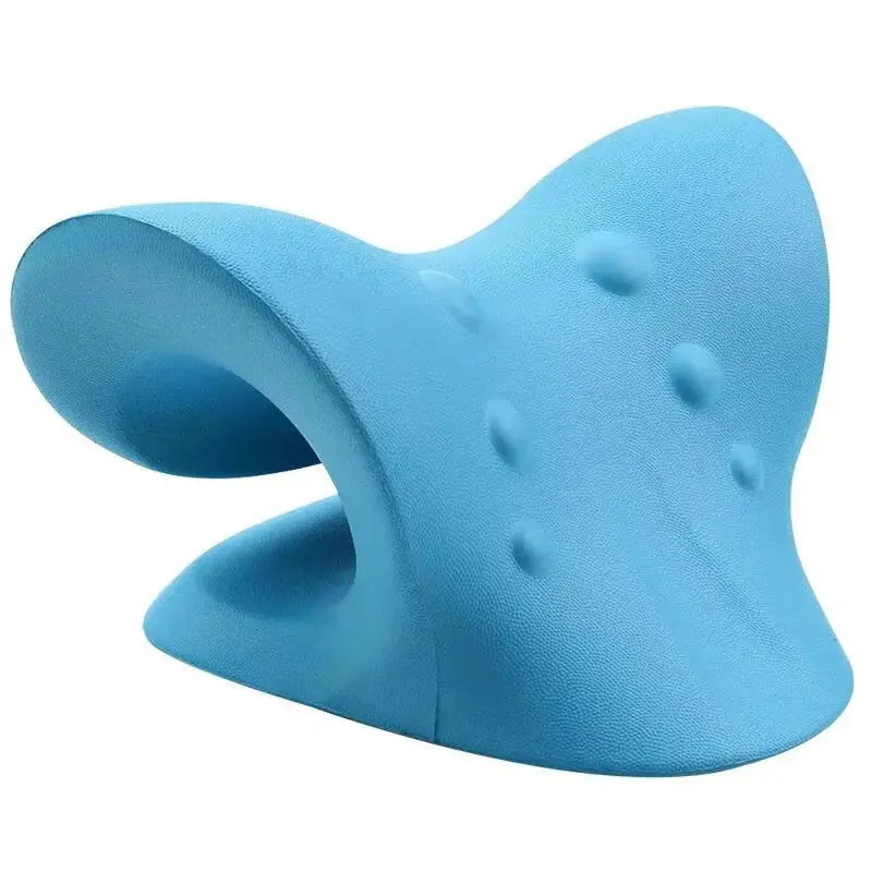 Dispositivo de tracción cervical de color azul con diseño ergonómico y puntos de presión integrados para el alivio del dolor de cuello. Este relajador ortopédico de espuma firme ayuda a corregir la postura y estirar los músculos de los hombros sobre un fondo blanco profesional.