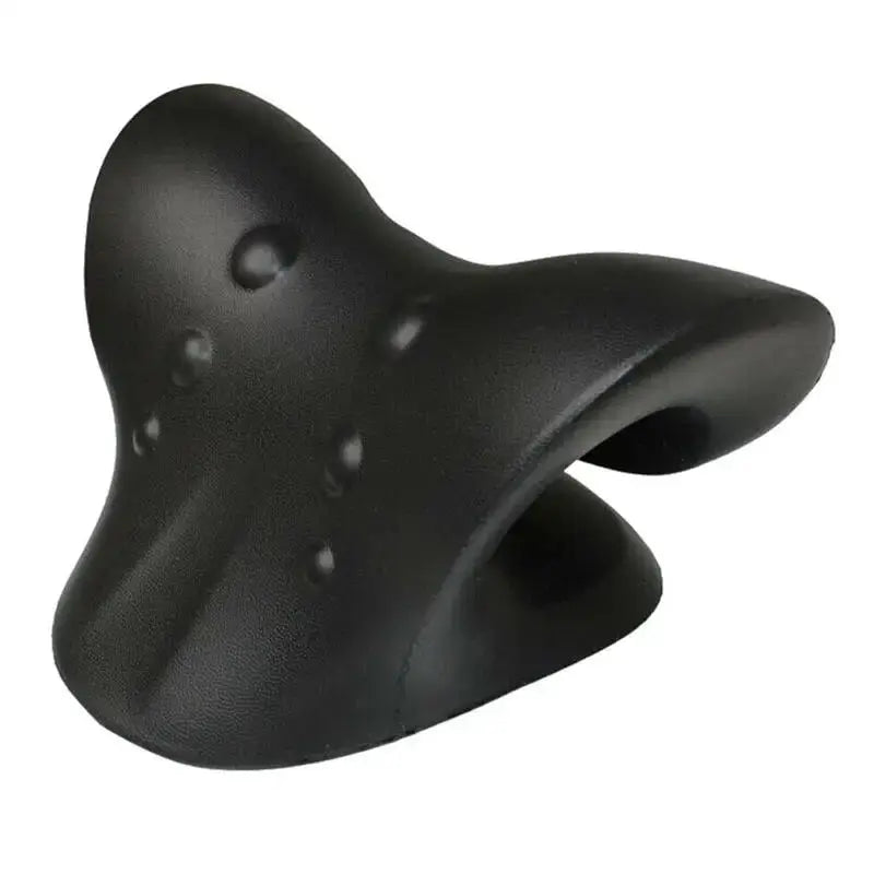 Dispositivo de tracción cervical de color negro con diseño ergonómico y puntos de presión integrados para el alivio del dolor de cuello. Este relajador ortopédico de espuma firme ayuda a corregir la postura y estirar los músculos de los hombros sobre un fondo blanco profesional.