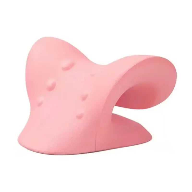 Dispositivo de tracción cervical de color rosa con diseño ergonómico y puntos de presión integrados para el alivio del dolor de cuello. Este relajador ortopédico de espuma firme ayuda a corregir la postura y estirar los músculos de los hombros sobre un fondo blanco profesional.